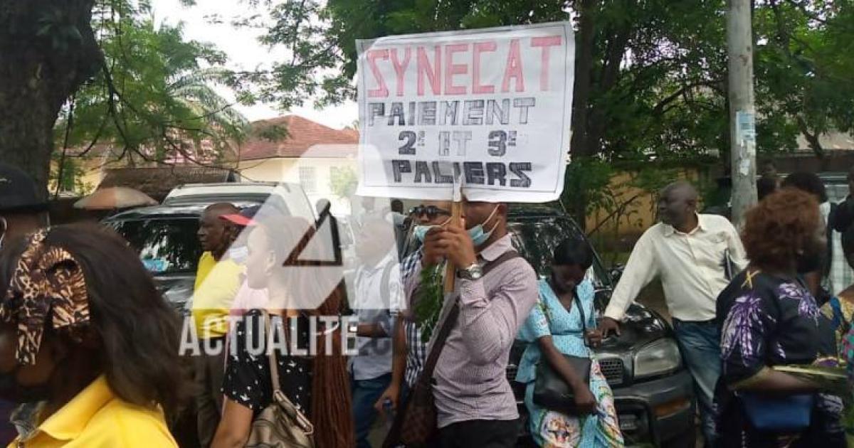 Les syndicats des enseignants lors d'une manifestation devant le ministère de l'EPST à Kinshasa/Ph ACTUALITE.CD