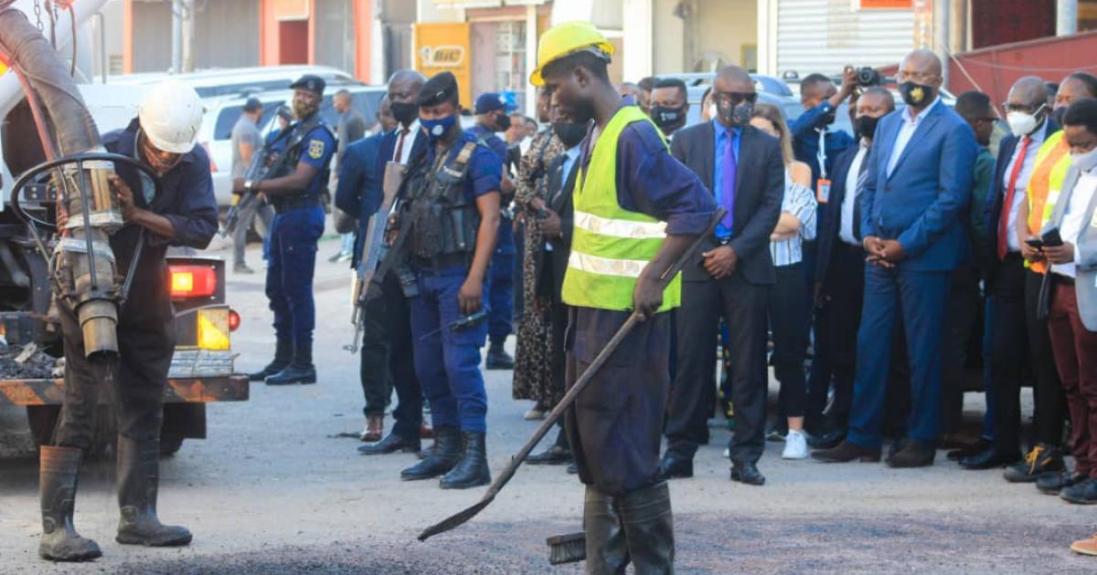 Gentiny Ngobila visitant les travaux de réparation des nids de poules/Gouverneur de Kinshasa