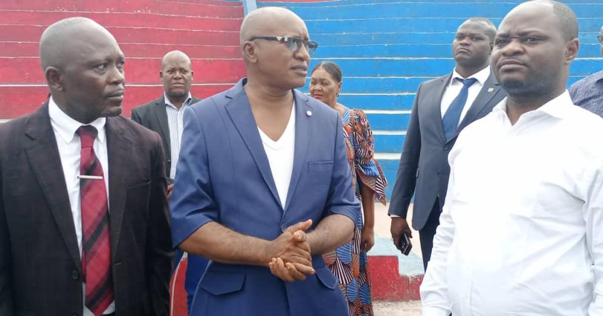 Le ministre de la Jeunesse, Billy Kambale, en pleine  inspection des travaux à l'YMCA. Ph. Droits tiers.