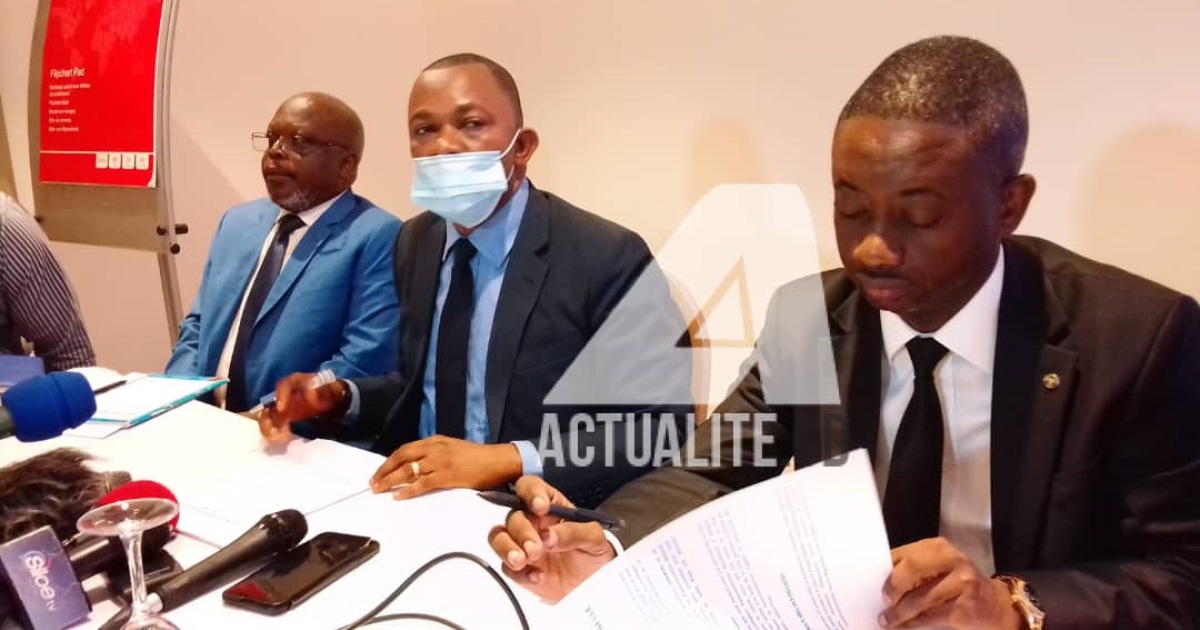 Conférence de presse de Willy Makiashi (en costume noir)/Ph ACTUALITE.CD