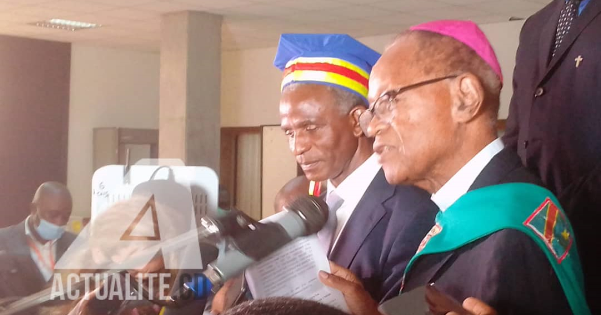 Le recteur de l’UNILU Gilbert Kishiba et Mgr Tharcisse Tshibangu après consultations présidentielles/Ph ACTUALITE.CD