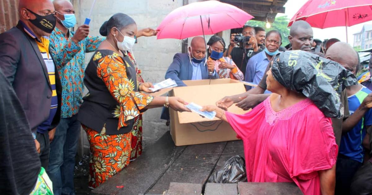 Covid-19-RDC : Béatrice Lomeya a remis des masques aux vendeurs du marché Kapela