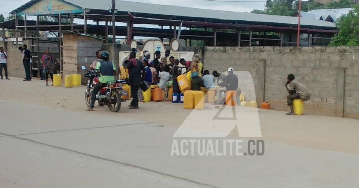 Des ménages à la recherche d'eau à Boma. Ph/ACTUALITE.CD.