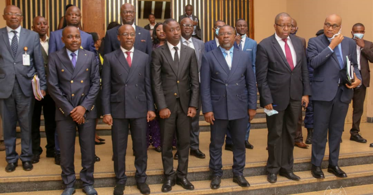 Le ministre d'État des ressources hydrauliques et électricité entourés des membres de la commission infrastructures de l'Assemblée nationale/Ph droits tiers