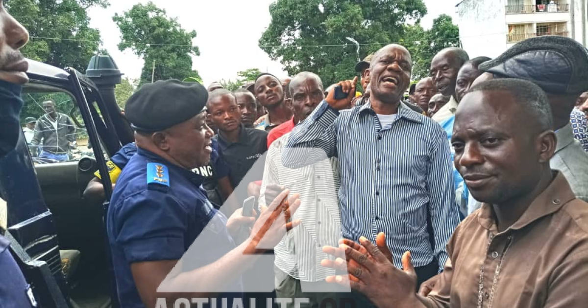 Gabriel Ilunga discutant avec le commandant de la PNC Kananga/Ph ACTUALITE.CD
