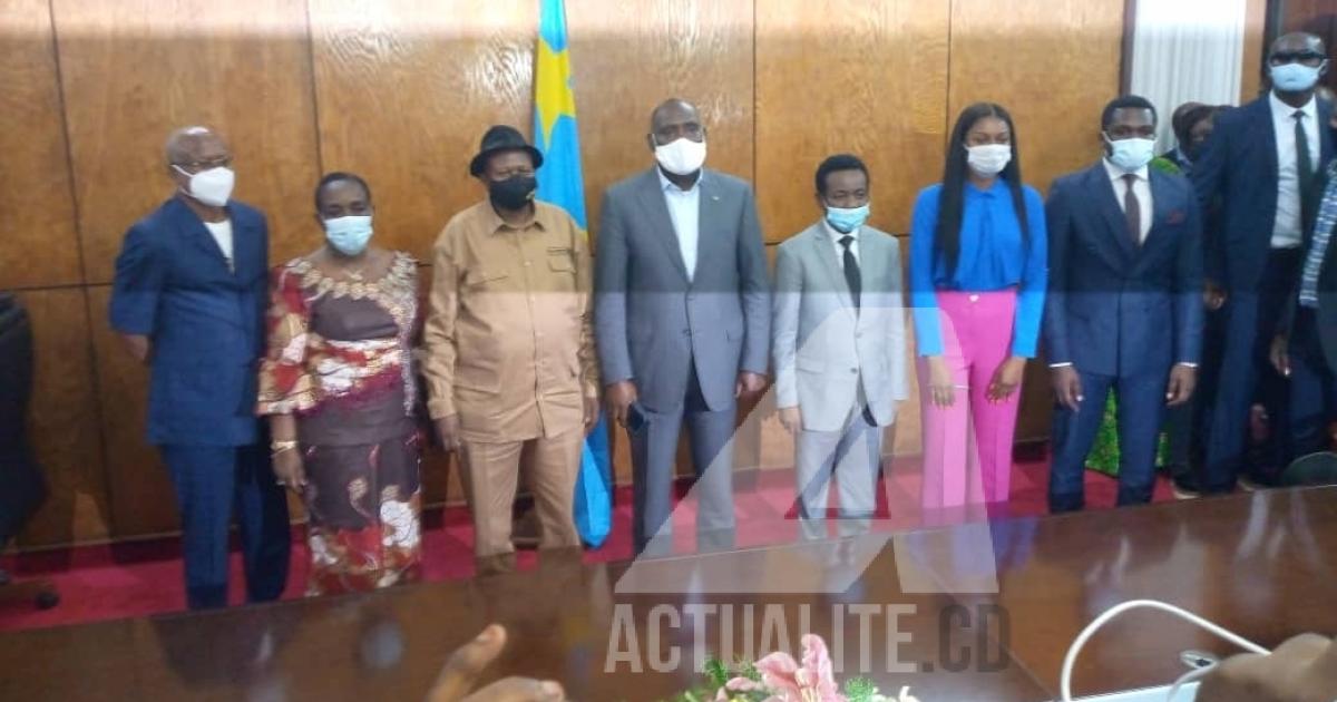 Les membres du bureau d'âge et celui de Mabunda après la cérémonie de rémise et reprise/Ph. ACTUALITE.CD 