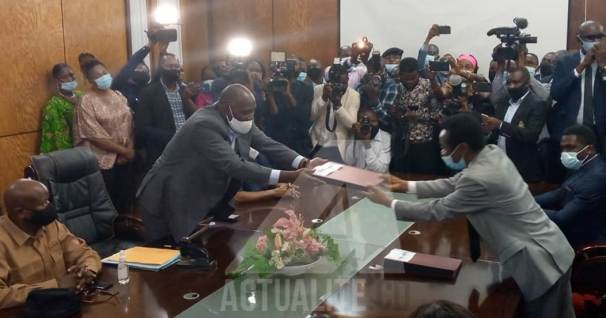 Remise et reprise entre l'équipe Mabunda et le bureau d’âge/Ph ACTUALITE.CD