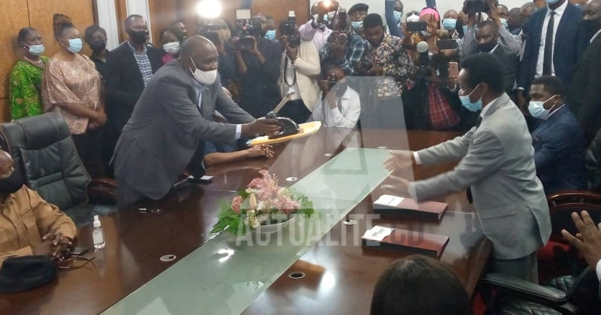 Remise et reprise entre l'équipe Mabunda et le bureau d’âge/Ph ACTUALITE.CD