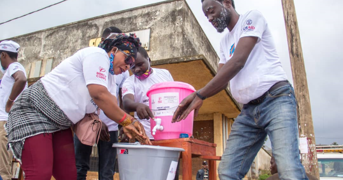 Point de lavage de mains pour lutter contre Ebola/ Ph droits tiers