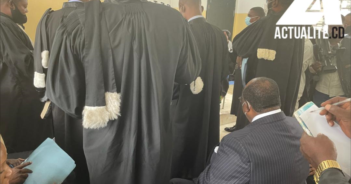 José Makila (assis) entouré de ses avocats au Tripaix de Ngaliema/Ph ACTUALITE.CD