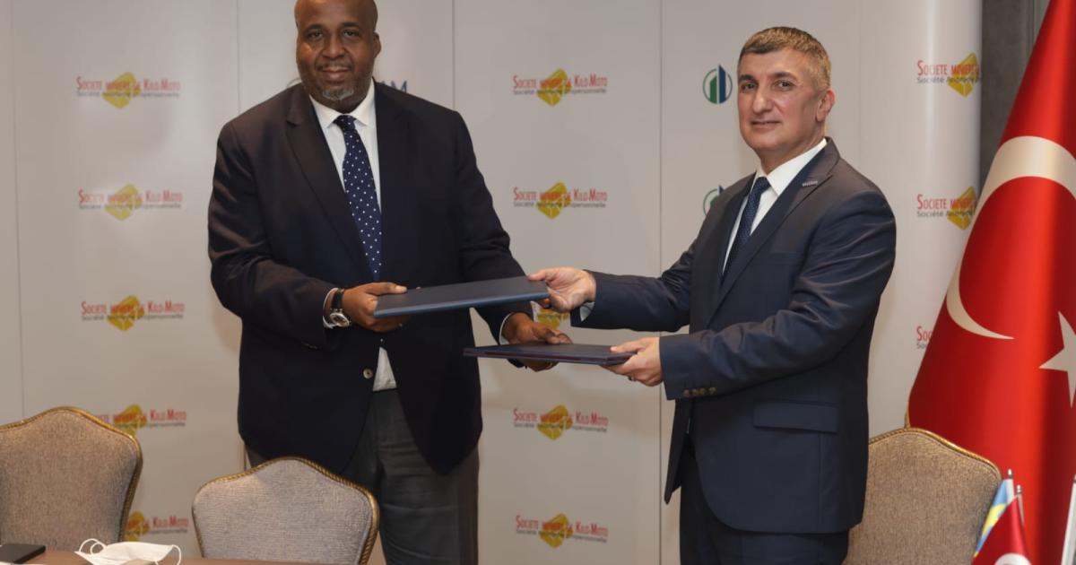 A gauche, Aimé Molendo Sakombi, ministre des Affaires foncières lors de la signature du protocole avec TORKAM Holding 