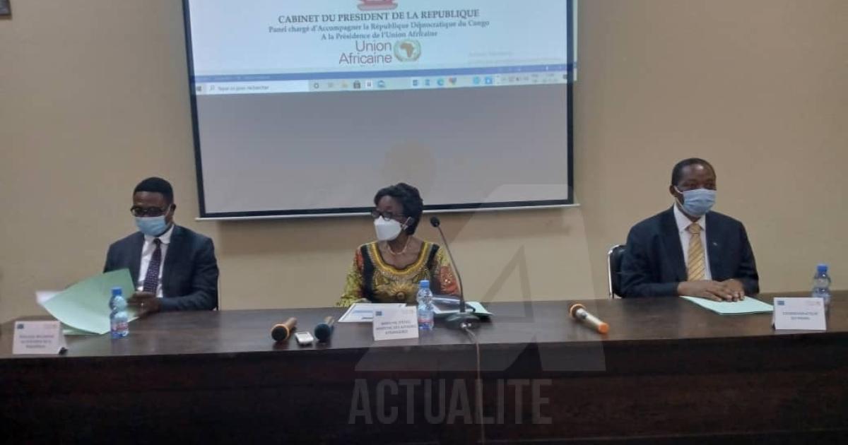 De gauche à droite le directeur de Cabinet de Félix Tshisekedi Eberande Kolongele, la ministre des Affaires étrangères Tumba Nzeza et le coordonnateur du Panel d'experts Ntumba Lwaba/Ph. ACTUALITE.CD