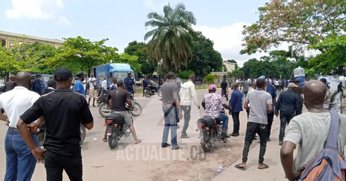 des militants aux abords du palais du peuple. PH/ACTUALITE.CD.