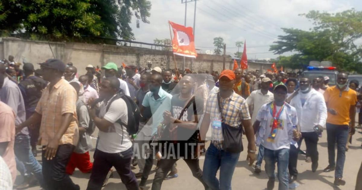 Les militants aux abords du palais du peuple. PH/ACTUALITE.CD