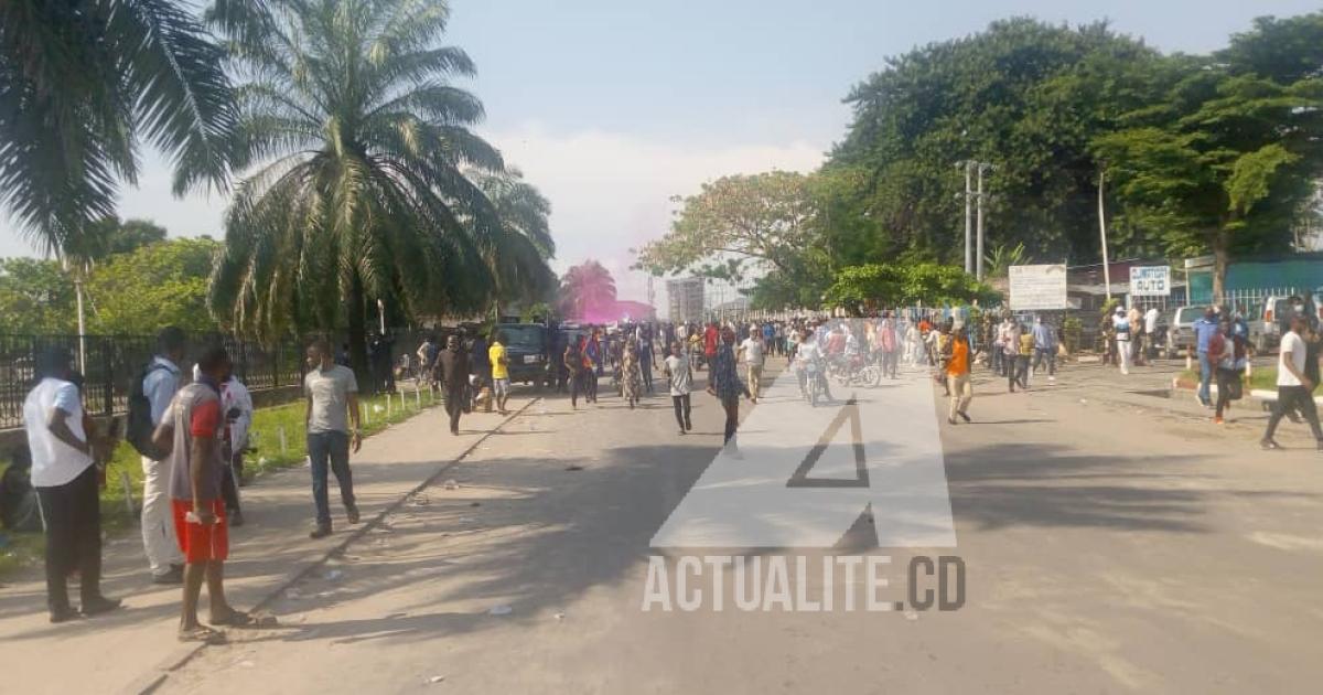 Les militants aux abords du palais du peuple. PH/ACTUALITE.CD