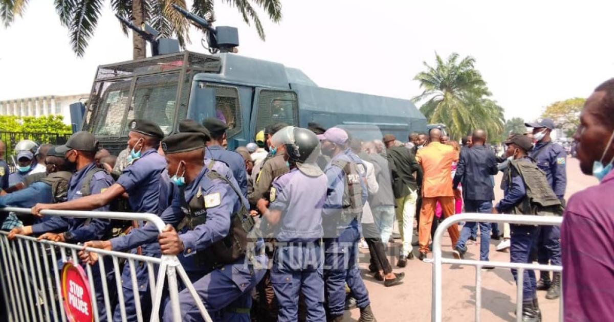 La police aux abors du palais du peuple. PH/ACTUALITE.CD.