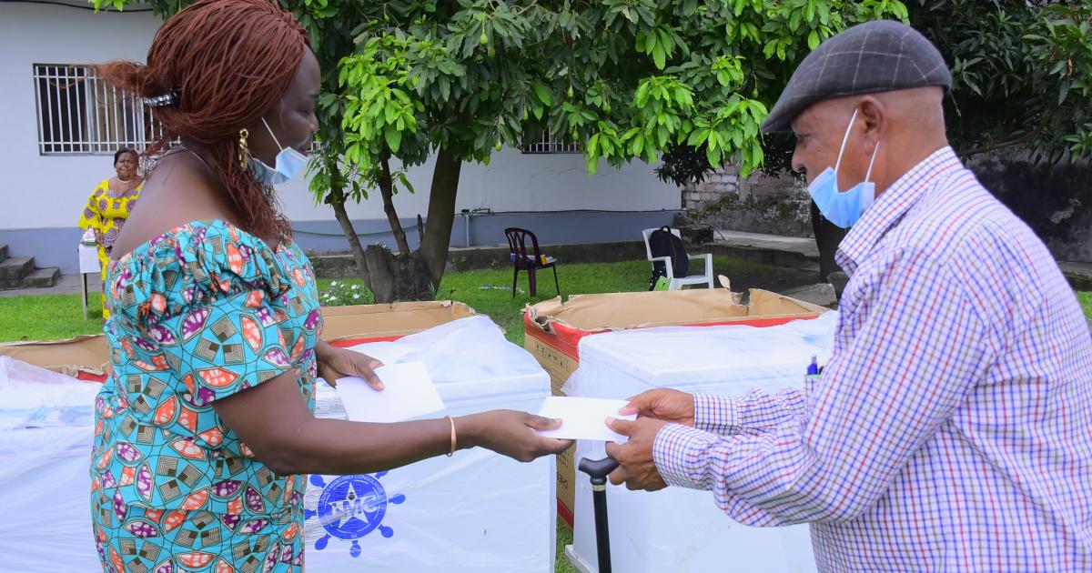 Cérémonie de remise des cadeaux par le Lydie Ndakashami Directeur des Ressources humaines de LMC