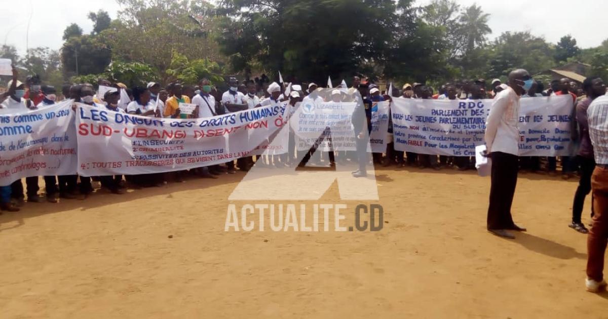 Sit-in de la population au gouvernorat du Sud-Ubangi. Photo ACTUALITE.CD.