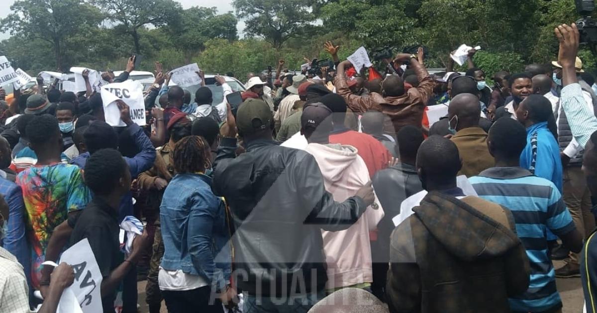 Des jeunes venus accueillir Joseph Kabila à l'entrée de la ville de Lubumbashi/Ph. ACTUALITE.CD 