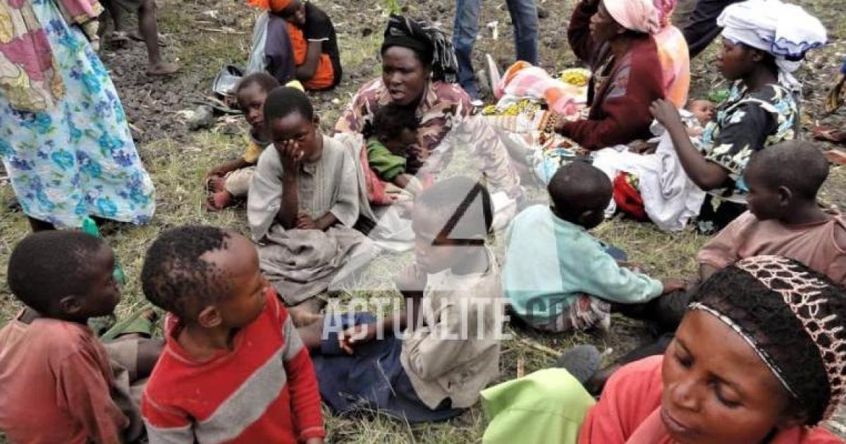 Illustration. Femmes et enfants assis dans une cours à Kanyaruchinya après avoir fuient les combats entre Fardc / Ph. ACTUALITE.CD