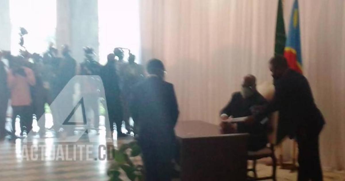 Bahati remettant son rapport de mission à Tshisekedi/Ph. ACTUALITE.CD
