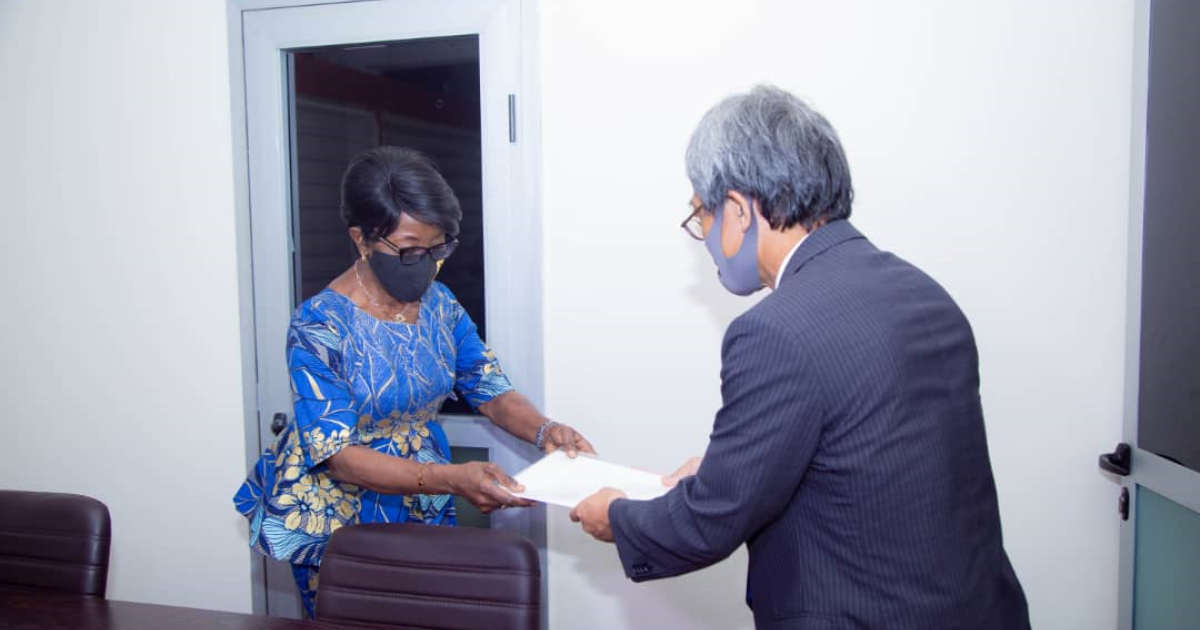 Le nouvel ambassadeur japonais en RDC présentant les copies de ses lettres de créance à la Minaffet/Ph droits tiers