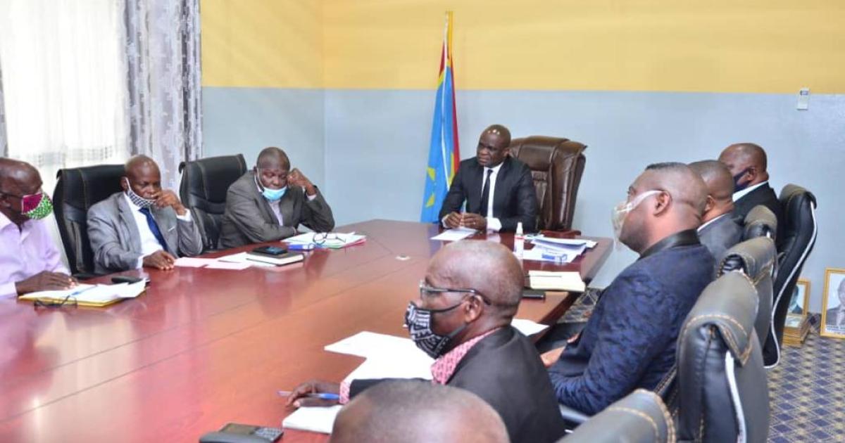 Le ministre de l'EPST Willy Bakonga en compagnie des membres du cabinet et quelques services de son ministère/Ph. Droits tiers