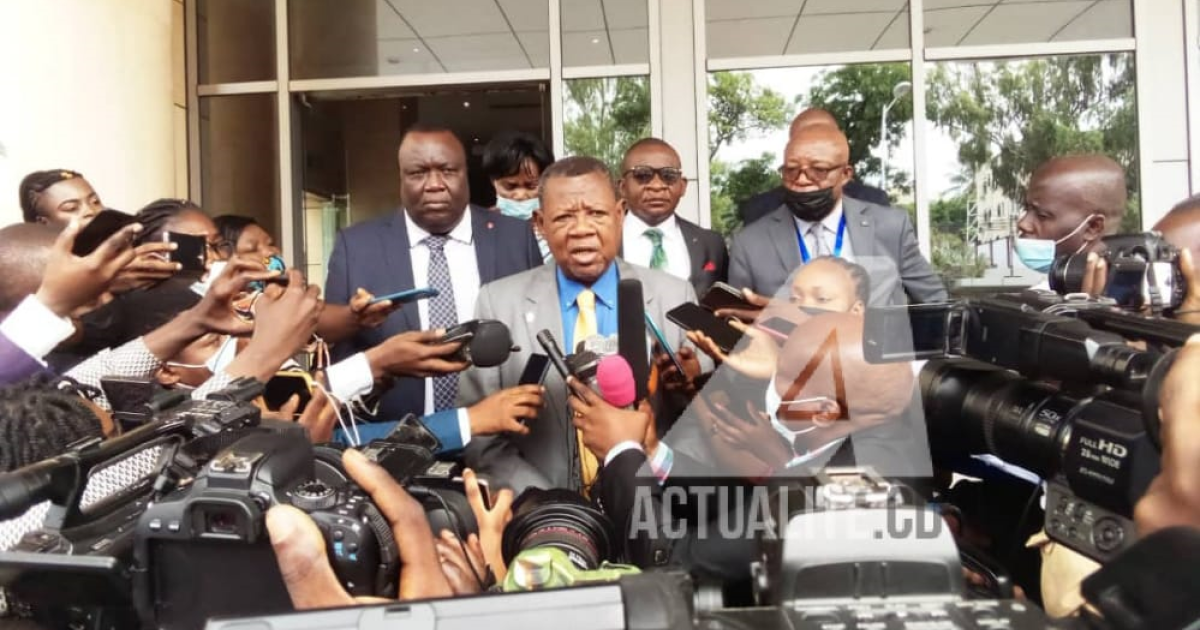 Lambert Mende après consultations avec le PM/Ph ACTUALITE.CD