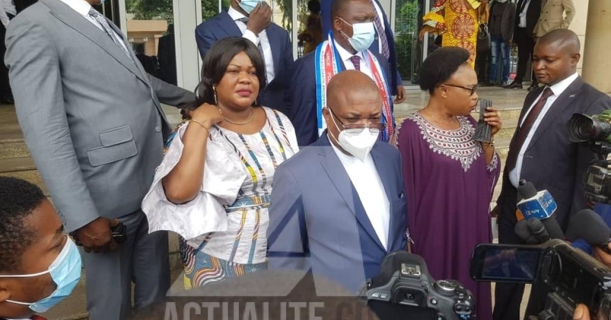 Pius Muabilu entouré des membres du regroupement AA/a