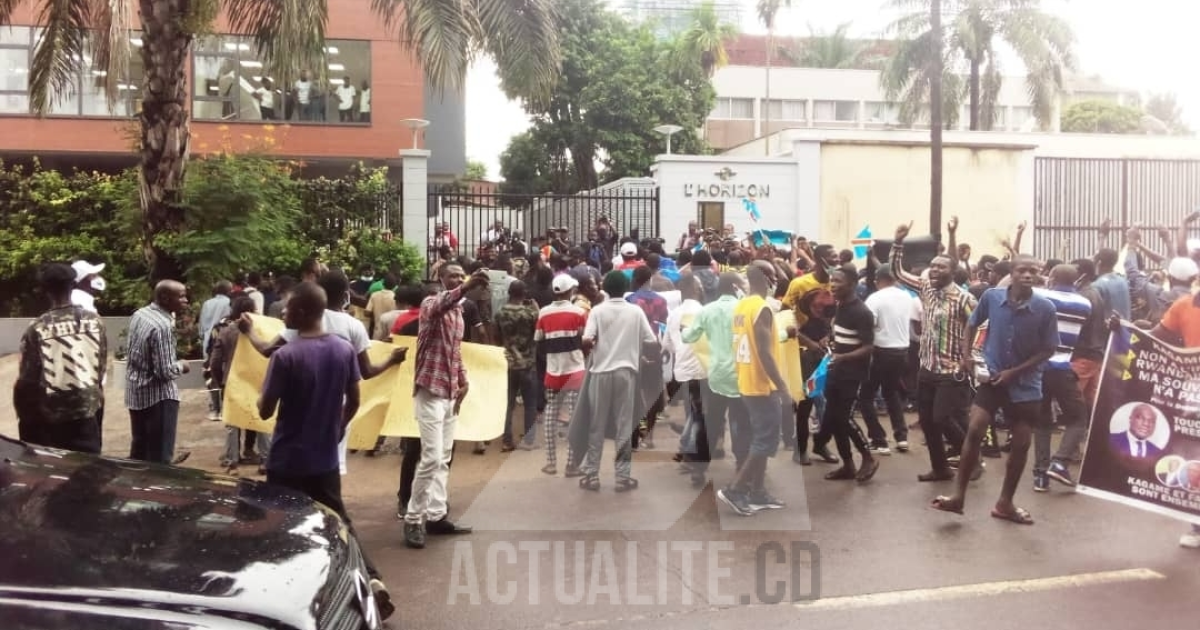 Les manifestants devant l'ambassade du Rwanda/Ph ACTUALITE.CD