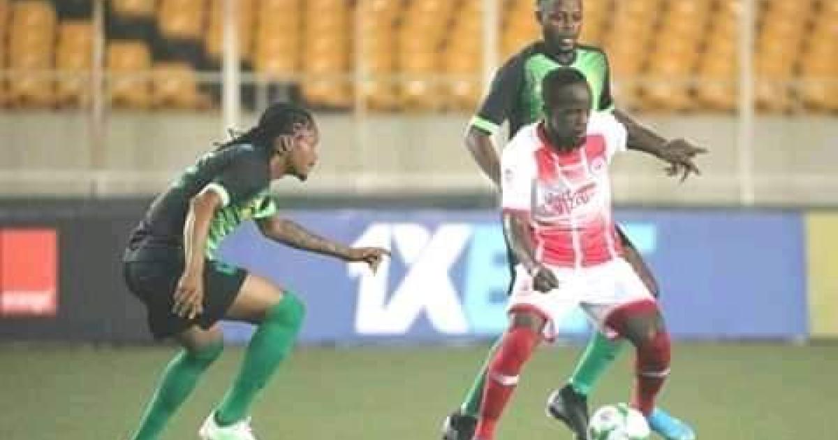 Illustration. Deux joueurs de Vclub aux prises avec un joueur de Simba Sc/Ph. droits tiers 