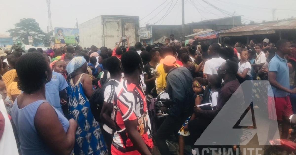 La chaussée envahie par la population après accident de circulation au croisement des avenues Mawanga et Shaba dans la commune Bumbu/Ph. ACTUALITE.CD