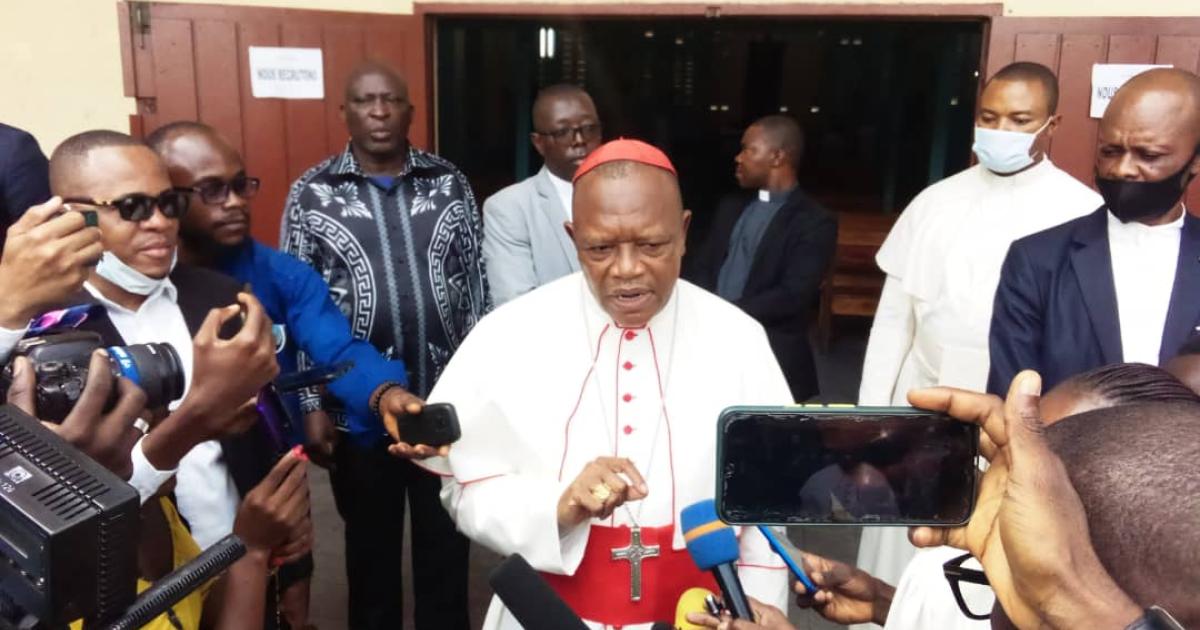 Fridolin Cardinal Ambongo devant la presse 