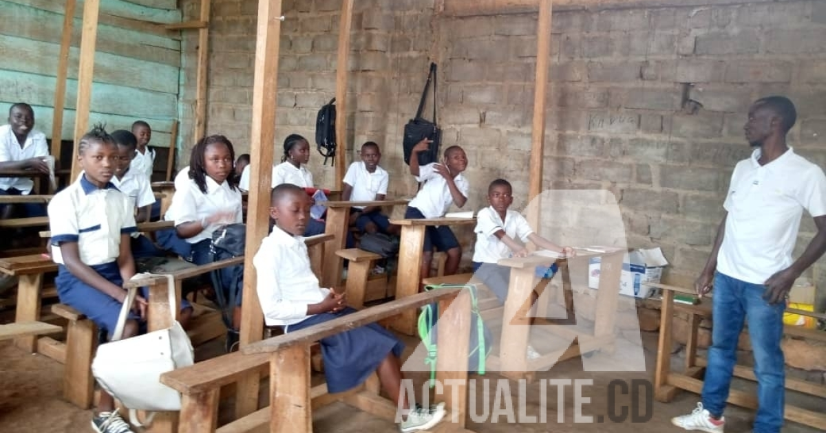 Un enseignant donnant cours dans une salle de classe à Beni/Ph ACTUALITE.CD
