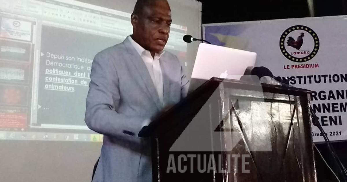 Martin Fayulu au Collège Boboto avec les étudiants/Ph. ACTUALITE.CD