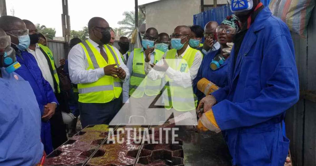 Le ministre Claude Nyamugabo lors de la visite du projet