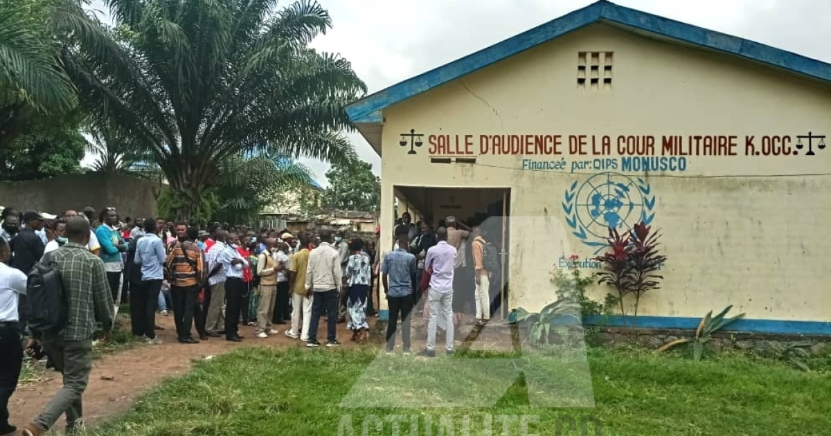 Les militants de l'UDPS devant la Cour militaire/Ph ACTUALITE.CD