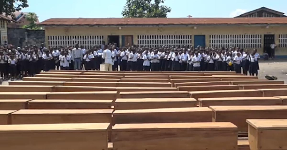 Des bancs offerts à l'EP 2 et 5 Mombele par le député national Godard Motemona. Ph. Droits tiers. 