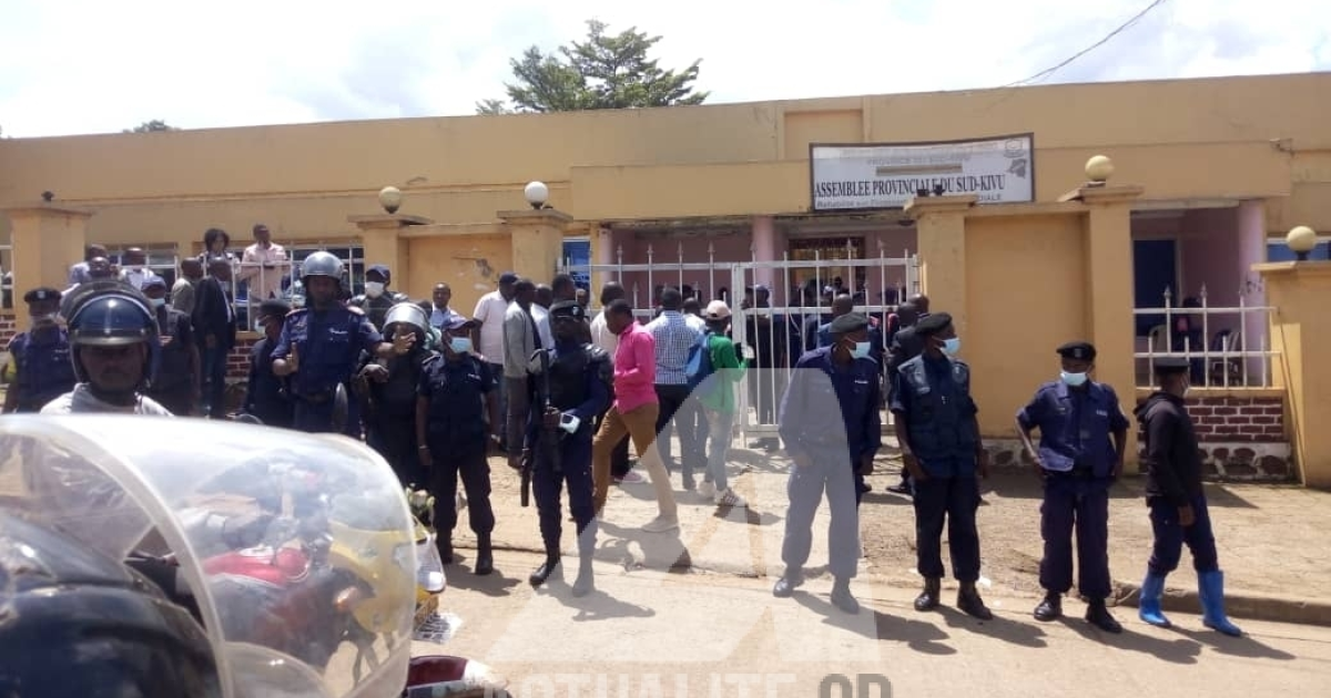 Des policiers déployés devant le siège de l'Assemblée provinciale du Sud-Kivu/Ph ACTUALITE.CD 