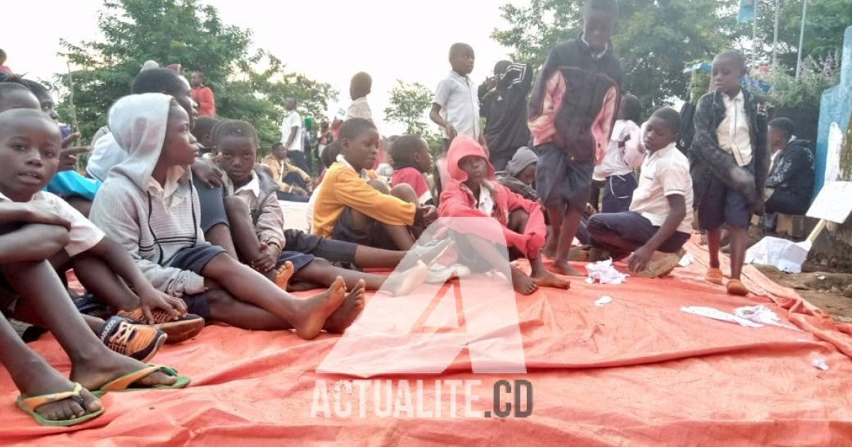 Les élèves de Beni après une nuit passée à la mairie/Ph ACTUALITE.CD