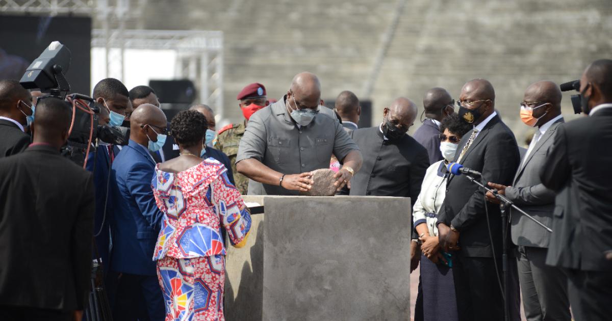 Pose de la pierre par le président Félix-Antoine Tshisekedi. Photo droits tiers