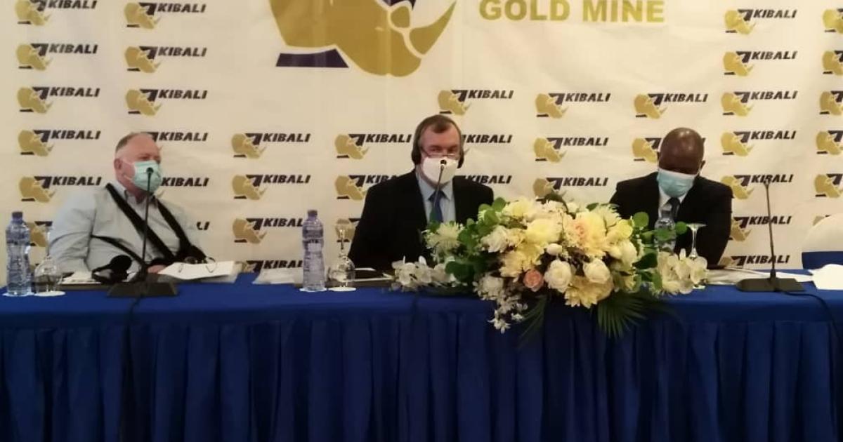 Mr Mark Bristow, Président directeur général de Barrick, au centre, et à sa gauche, Mr Cyrille Mutombo,  DG de Kibali Gold en RDC