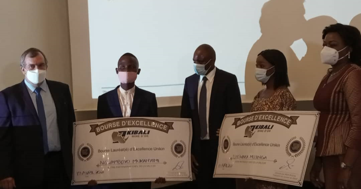 De g. à dr., Mark Bristow, Président Directeur Général de Barrick, l’étudiant Ngwamboyo Mukanyimi Jérôme, Cyrille Mutombo DG de Kibali Gold, l’étudiante Tshiswaka Mujinga Jordica, et Géneviève Inagosi