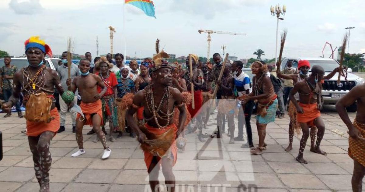 Les autochtones pygmées exhibant les pas de danse devant le Palais du Peuple/Ph ACTUALITE.CD 
