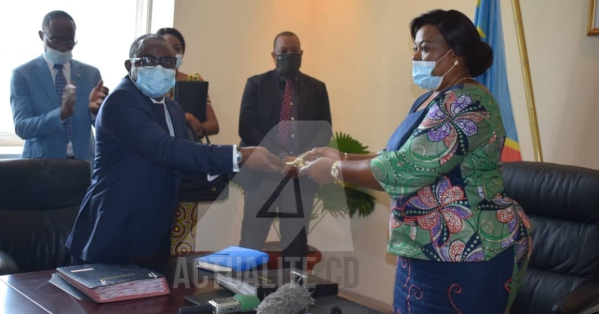 Remise et reprise entre Bernard Takahishe et Rose Mutombo/Ph ACTUALITE.CD 