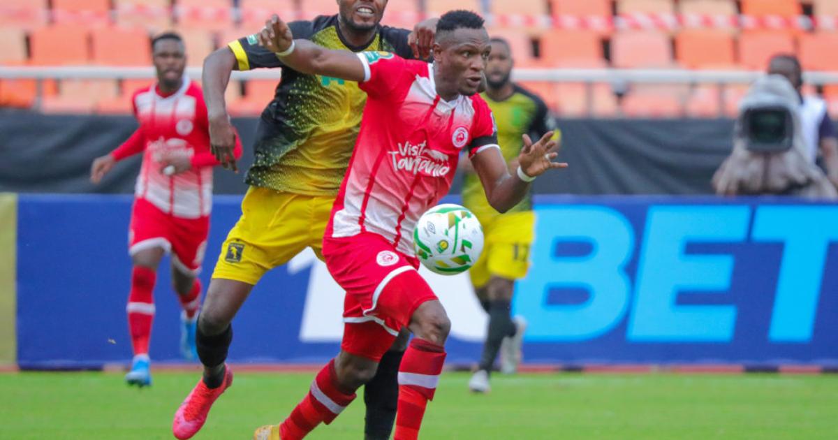 Amédée Masasi aux prises avec un joueur de Simba SC