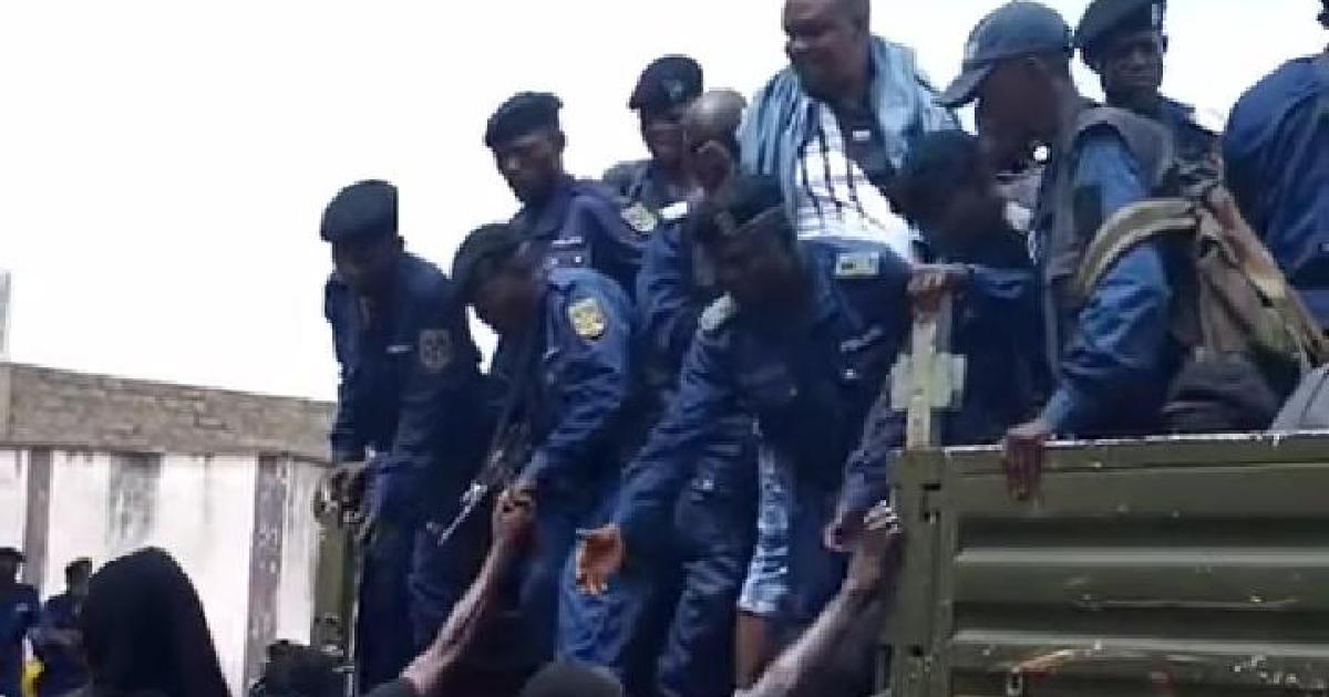 La police embarque les joueurs de Mazembe dans un camion. 