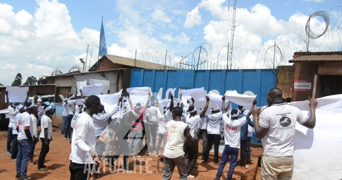 Les militants de Lucha devant la base de la Monusco à Butembo/Ph ACTUALITE.CD 