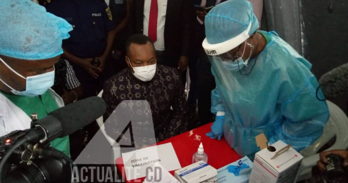 Eteni Longondo se fait vacciner contre Covid-19/Ph ACTUALITE.CD 