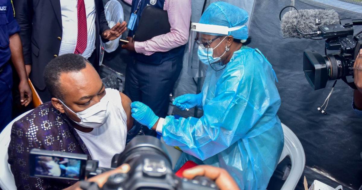 Le ministre de la santé Eteni Longondo se fait vacciner